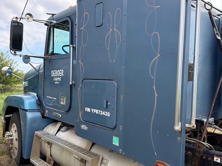 2000-freightliner-fld120-image-15