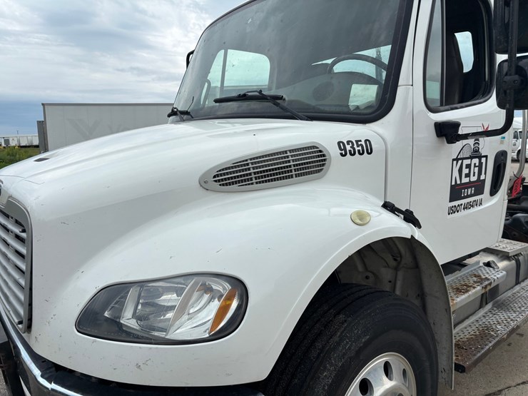 #2297-•-2017-freightliner-m2-single-axle-day-cab-truck-tractor-image-8