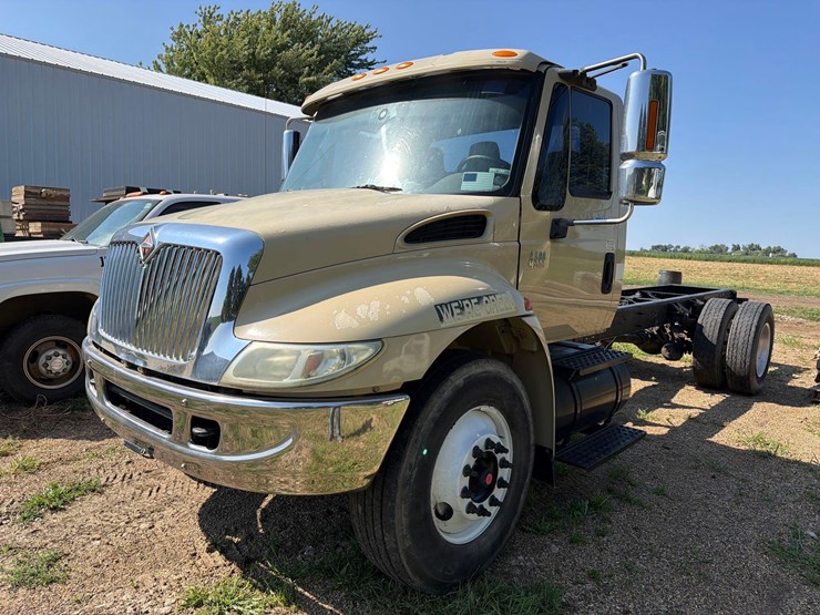 2003-international-durastar-4400-image-1