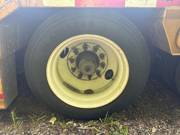 #2676-•-eager-beaver-tri-axle-lowboy-trailer-image-32