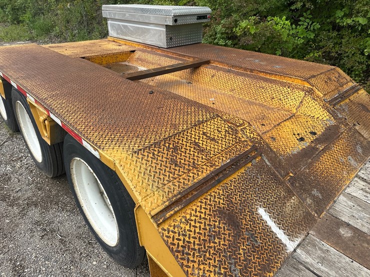 #2676-•-eager-beaver-tri-axle-lowboy-trailer-image-21