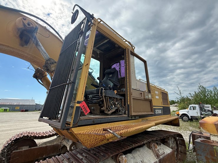 caterpillar-235b-image-15