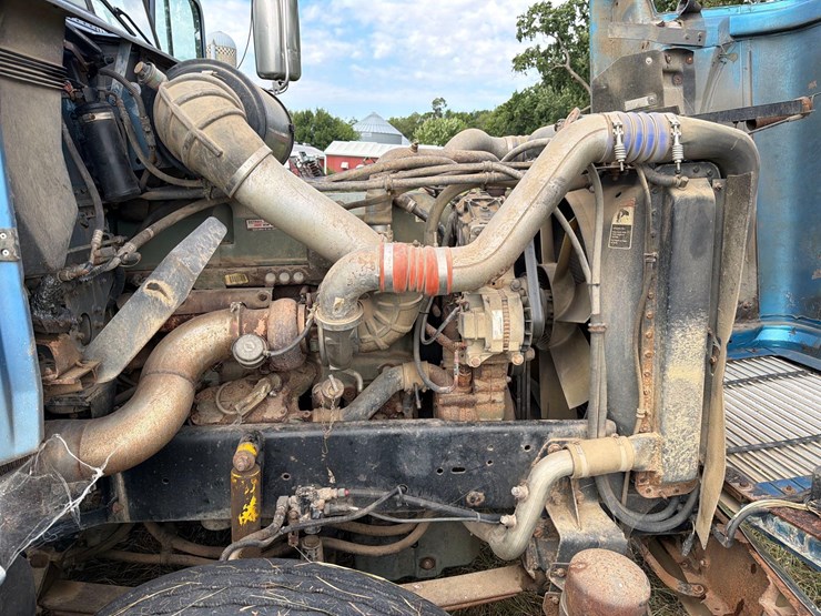 2000-freightliner-fld120-image-75