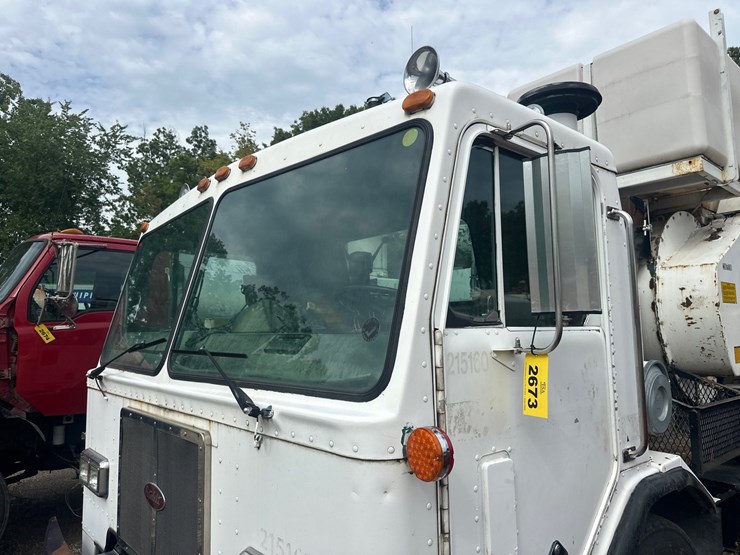 1990-peterbilt-320-image-8