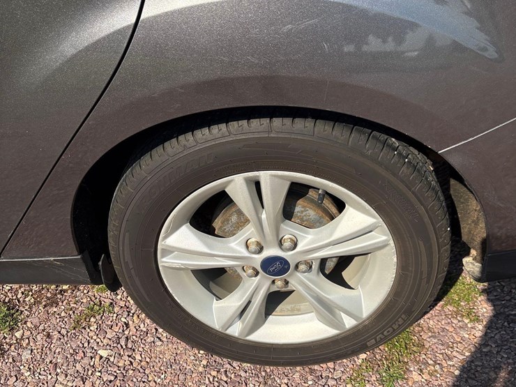2014-ford-focus-se-car-image-18