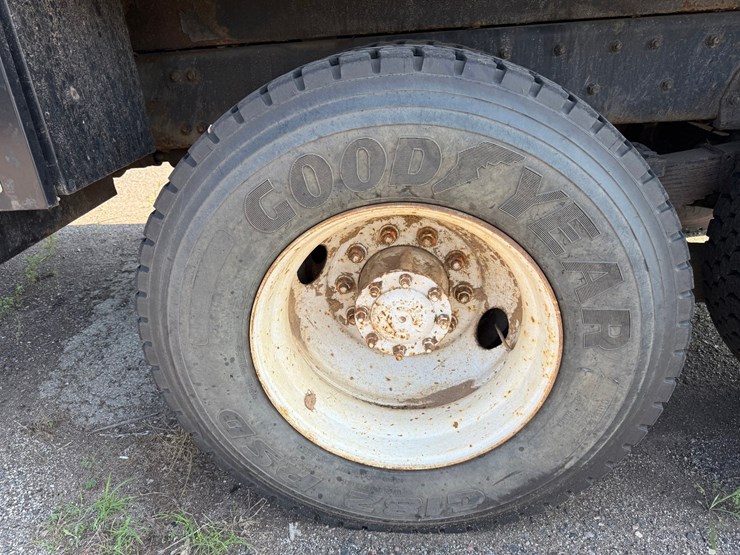 2003-freightliner-fl80-image-112