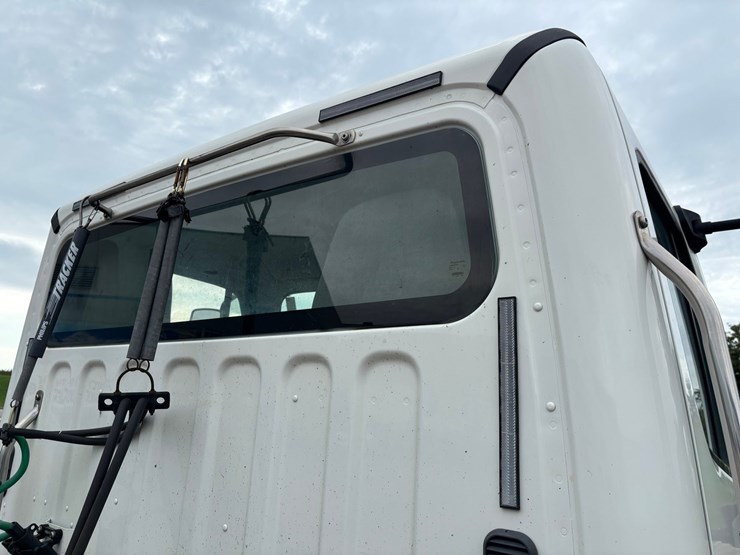 #2297-•-2017-freightliner-m2-single-axle-day-cab-truck-tractor-image-28