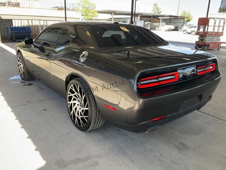 2016-dodge-challenger-coupe-image-5