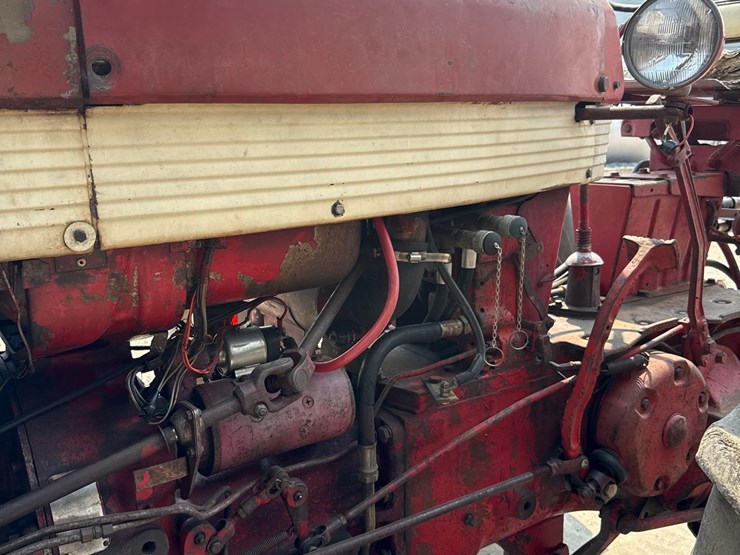 farmall-560-diesel-tractor-image-24
