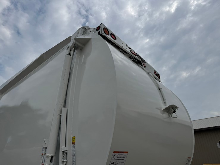 2016-mack-mru613-image-23