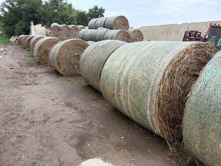 17-grass-round-bales-image-7