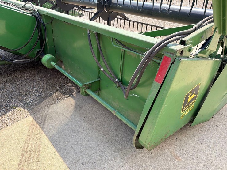 john-deere-220-image-11