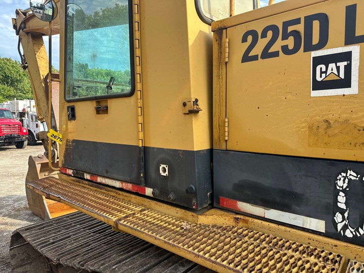 caterpillar-225d-lc-image-11