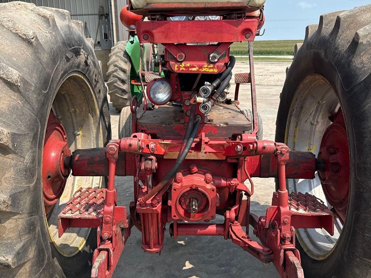 farmall-560-diesel-tractor-image-28