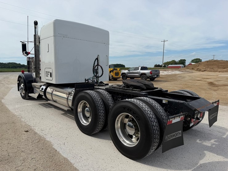2016-kenworth-w900l-image-3