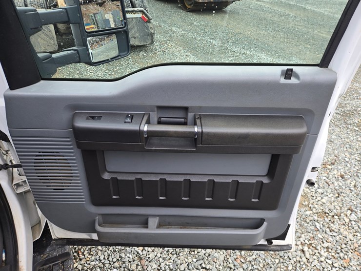 2011-ford-f550-image-54