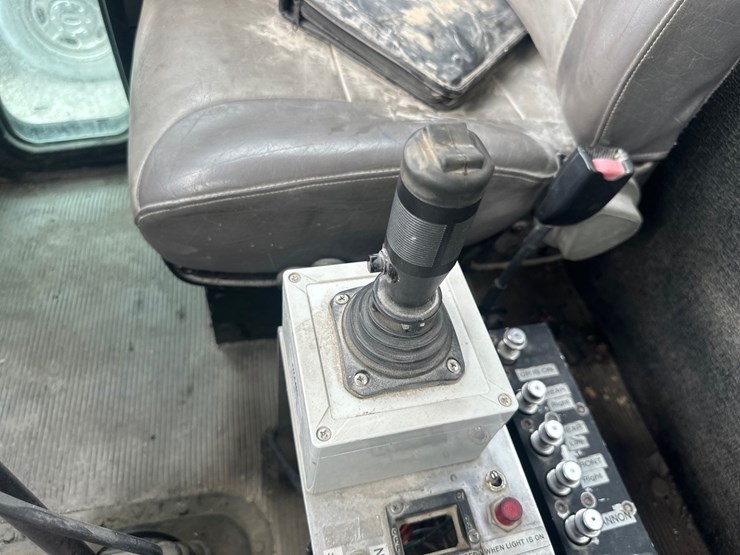 2006-peterbilt-335-image-48