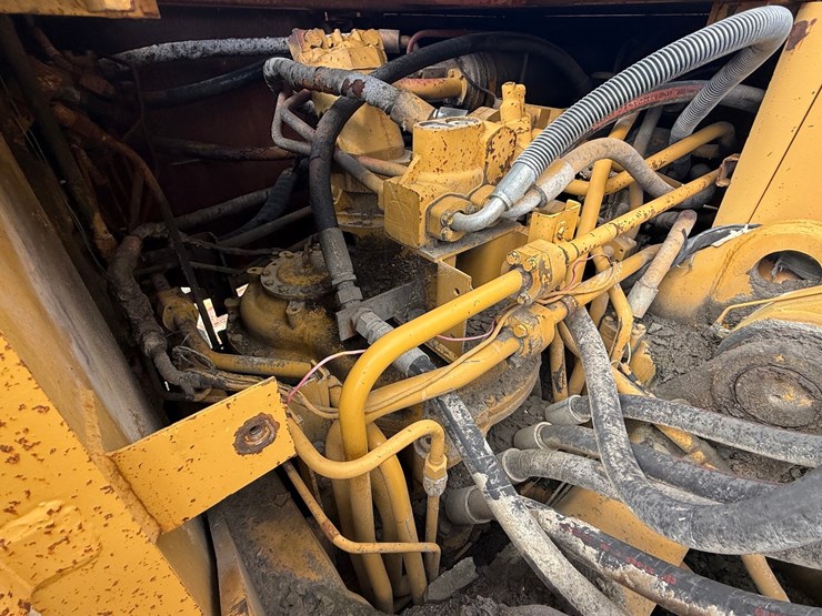 caterpillar-235b-image-26