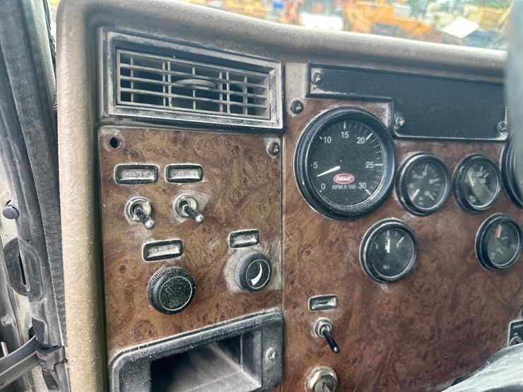 2006-peterbilt-335-image-40