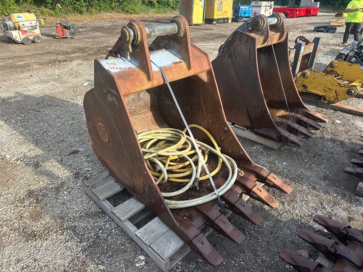 #2703-•-approx-35"-excavator-bucket-image-1