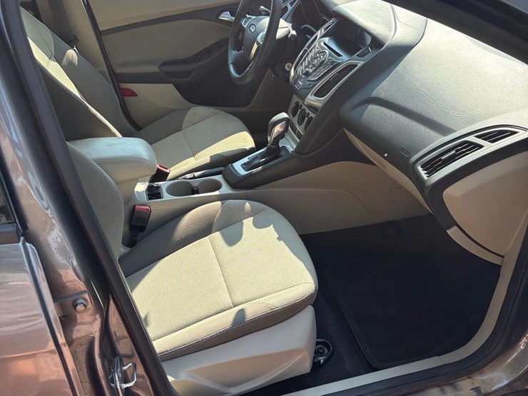 2014-ford-focus-se-car-image-33