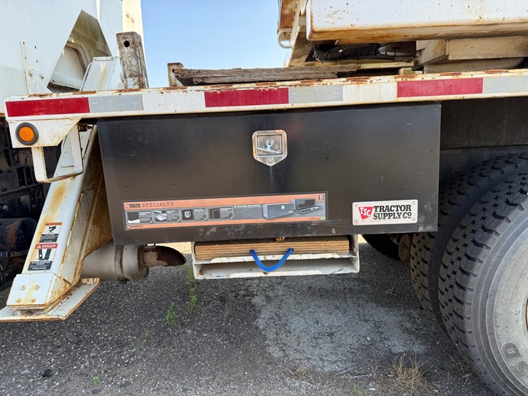 2003-freightliner-fl80-image-35