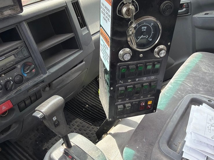 2015-isuzu-nrr-image-41