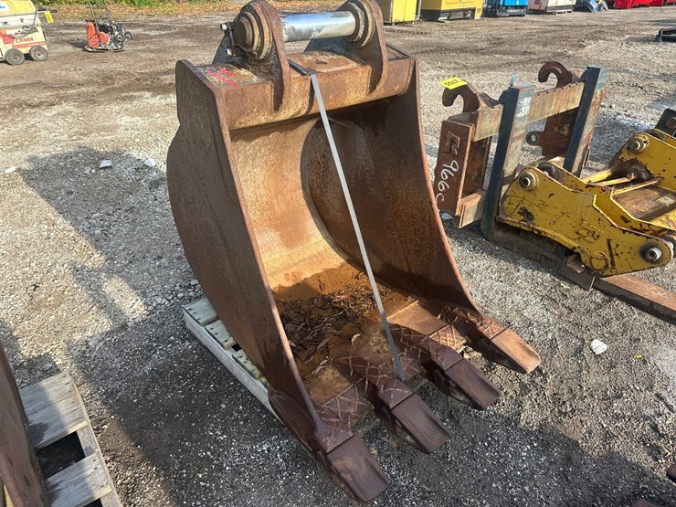 #2704-•-approx-31"-excavator-bucket-image-1