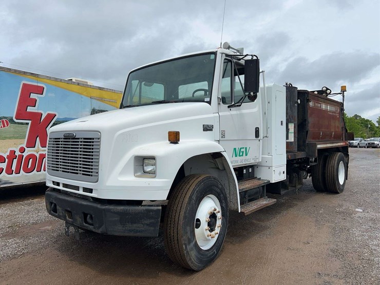 2004-freightliner-fl70-image-17
