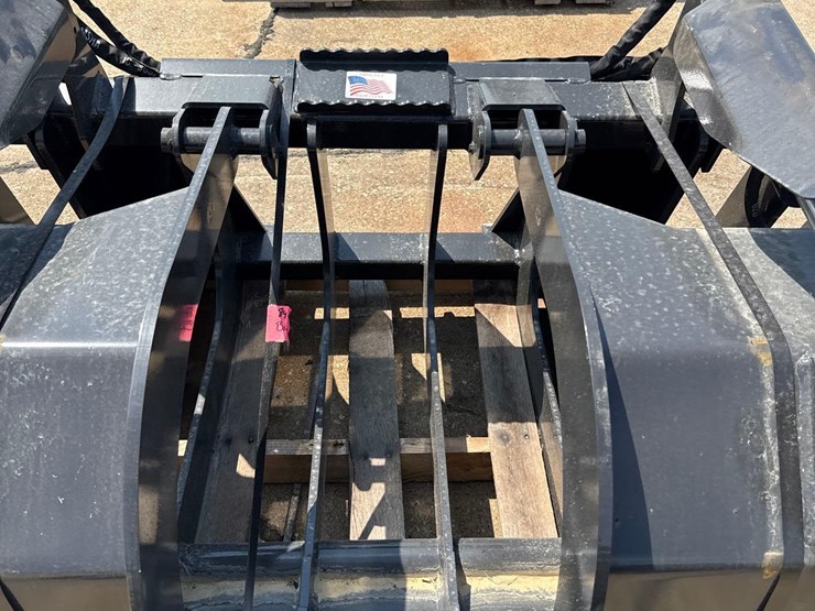new-stout-84-inch-brush-skidloader-grapple-bucket-image-9