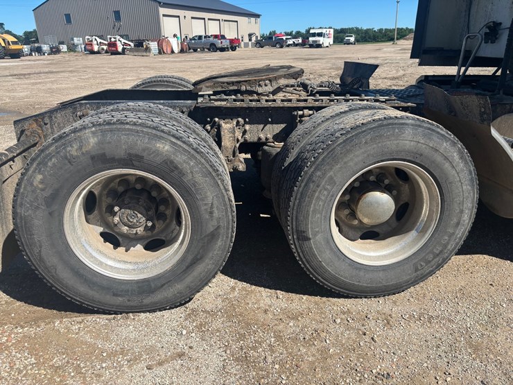 #2161-•-2015-mack-cxu600-sleeper-cab-truck-tractor-image-115