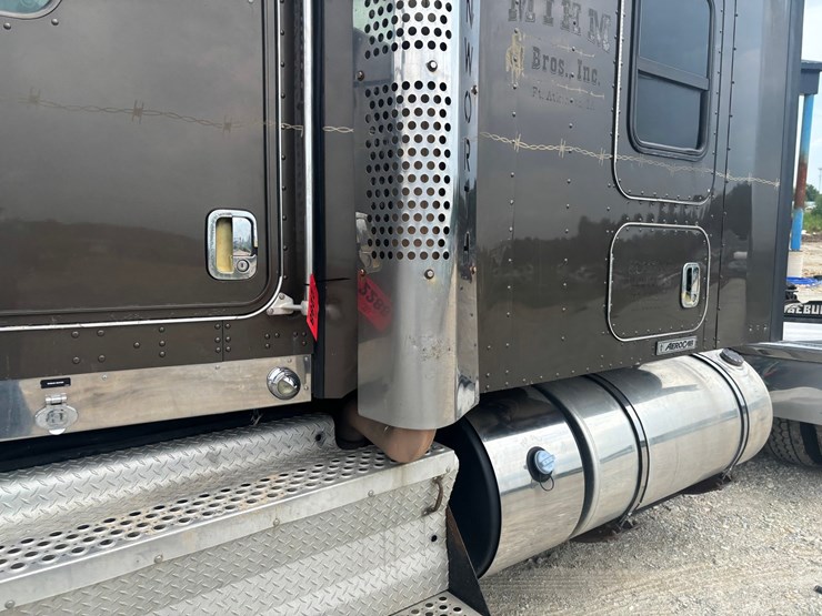 2012-kenworth-w900-image-13