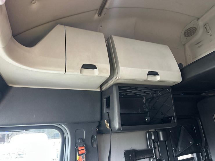 #61416-•-2019-freightliner-cascadia-evolution-iseries-sleeper-cab-truck-tractor-image-52