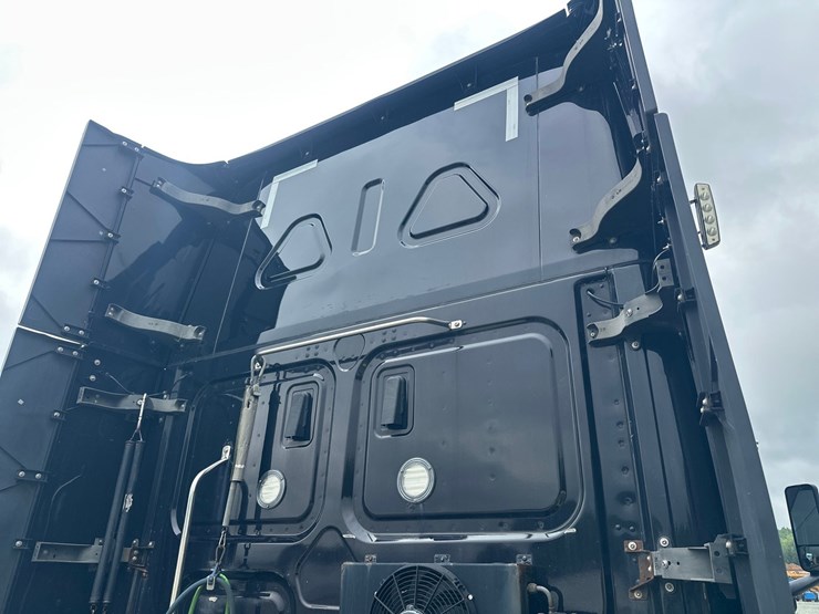 #61416-•-2019-freightliner-cascadia-evolution-iseries-sleeper-cab-truck-tractor-image-18