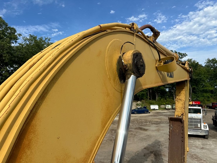 caterpillar-225d-lc-image-35