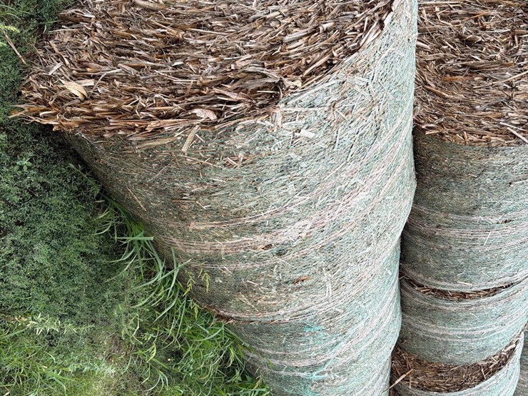 30-corn-stalk-bales-image-4