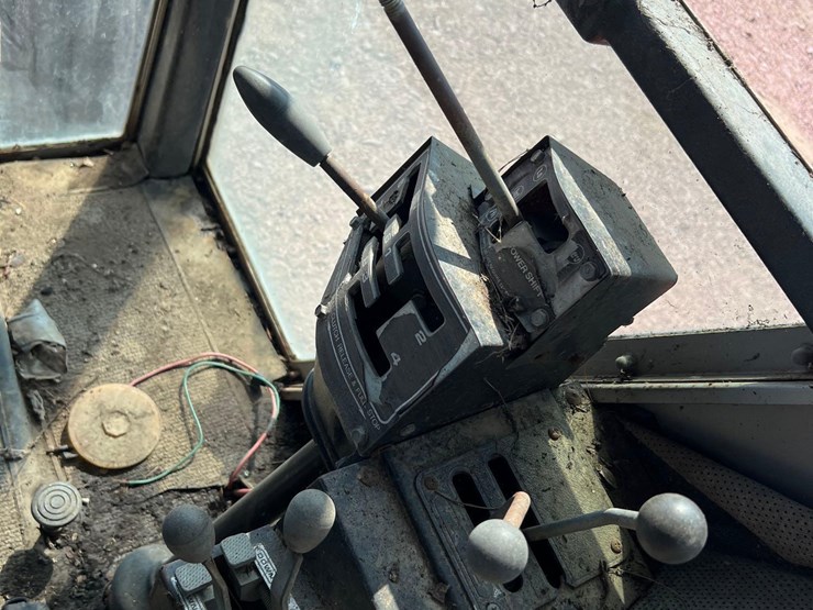 massey-ferguson-2705-image-36