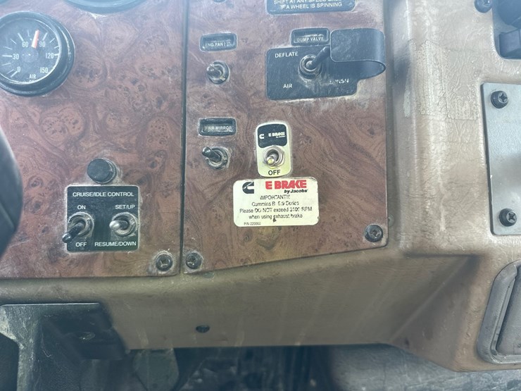 2006-peterbilt-335-image-44