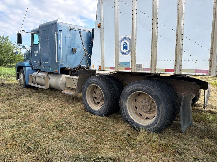 2000-freightliner-fld120-image-4