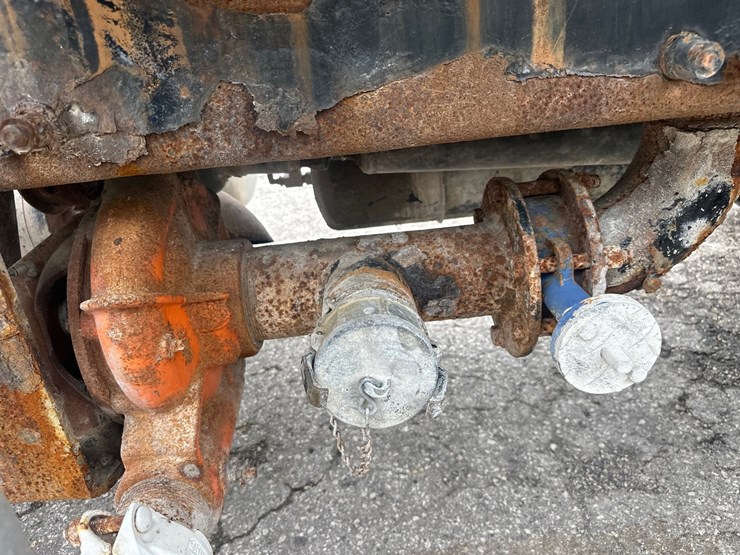 2006-peterbilt-335-image-31