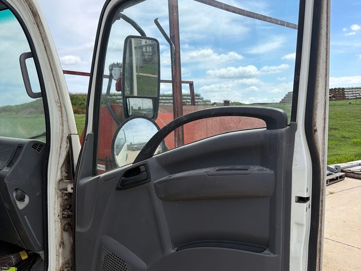 2015-isuzu-nrr-image-49