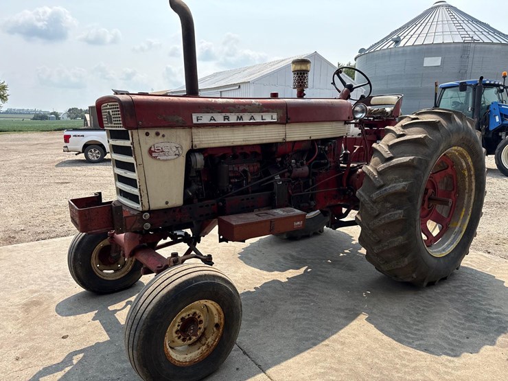farmall-560-diesel-tractor-image-2