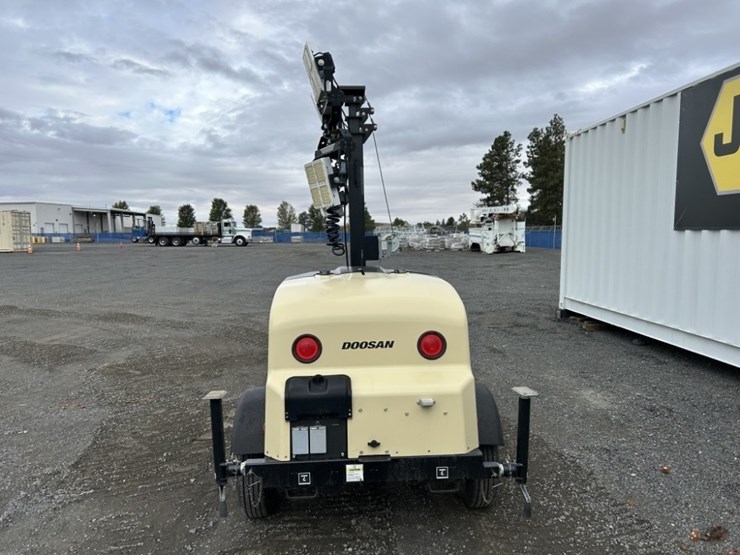 2021-doosan-6kw-towable-light-tower-image-4