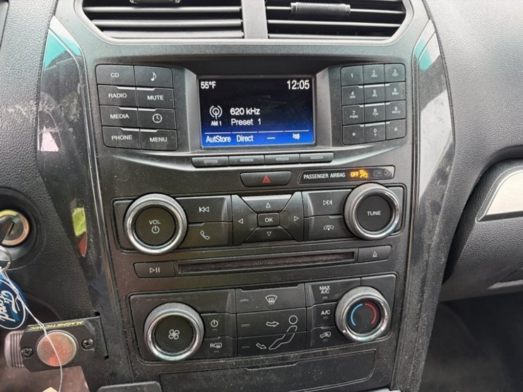 2017-ford-explorer-image-32