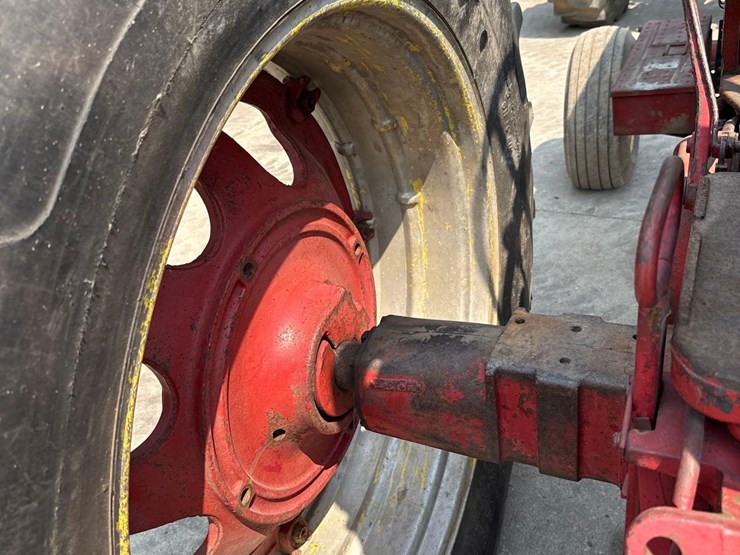 farmall-560-diesel-tractor-image-29