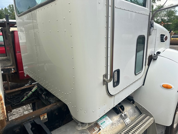 2006-peterbilt-335-image-25