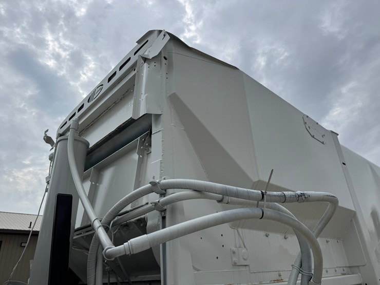 2015-mack-leu613-image-13