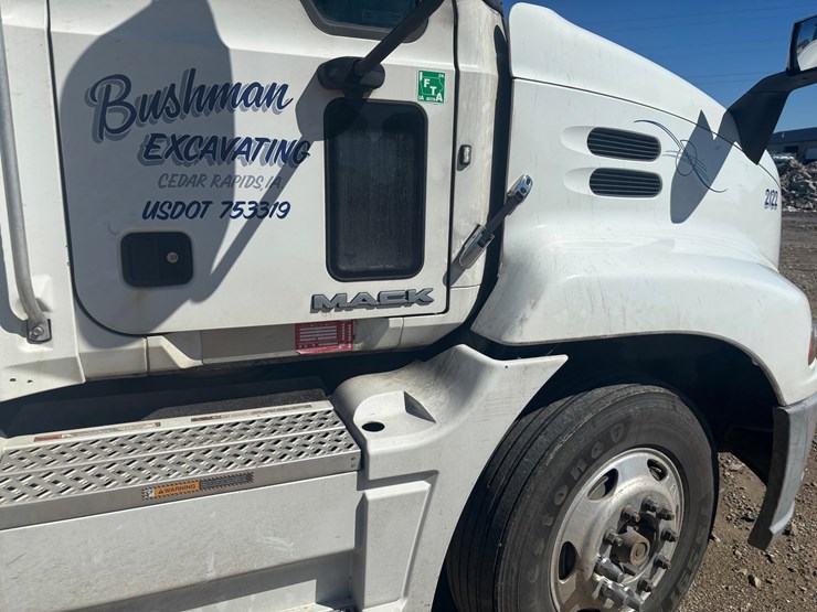 #2161-•-2015-mack-cxu600-sleeper-cab-truck-tractor-image-30