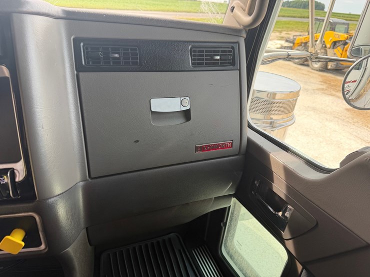 2016-kenworth-w900l-image-41