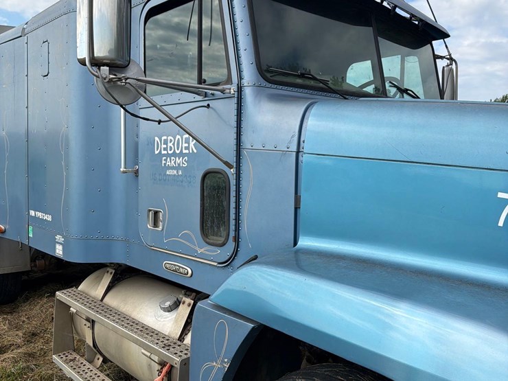 2000-freightliner-fld120-image-24